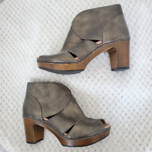 dansko delphina ankle bootie